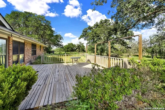 110 Post Oak Floresville, TX 78114