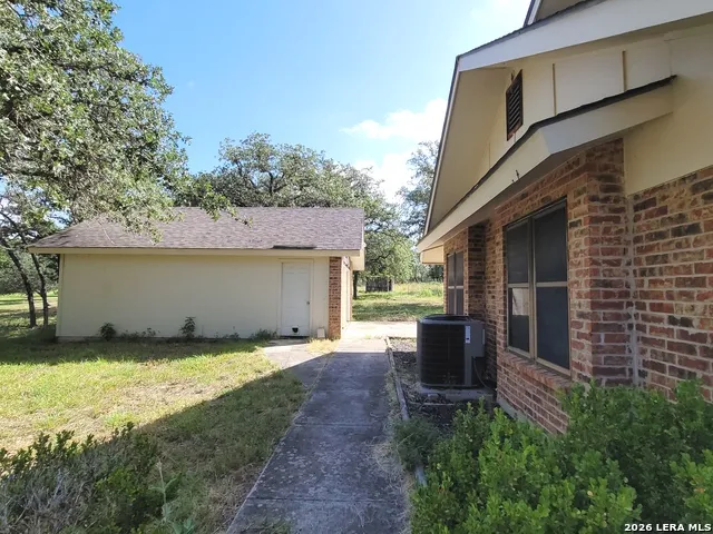110 Post Oak Floresville, TX 78114