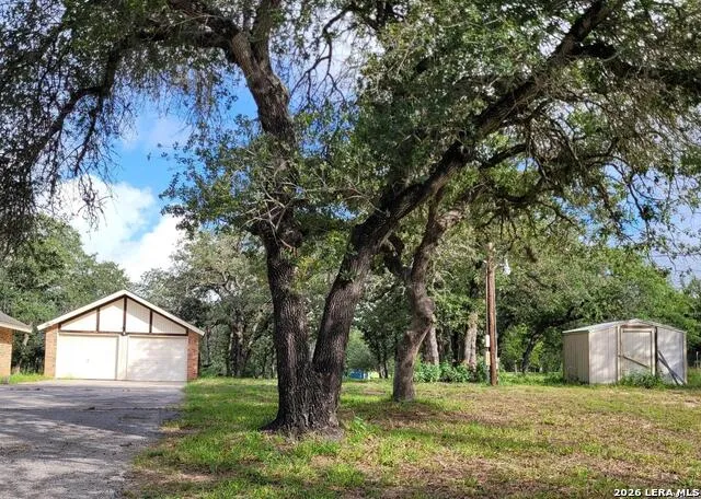 110 Post Oak Floresville, TX 78114