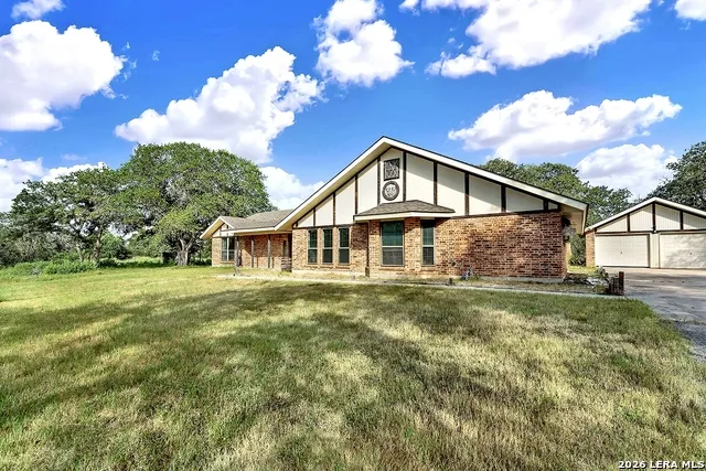 110 Post Oak Floresville, TX 78114