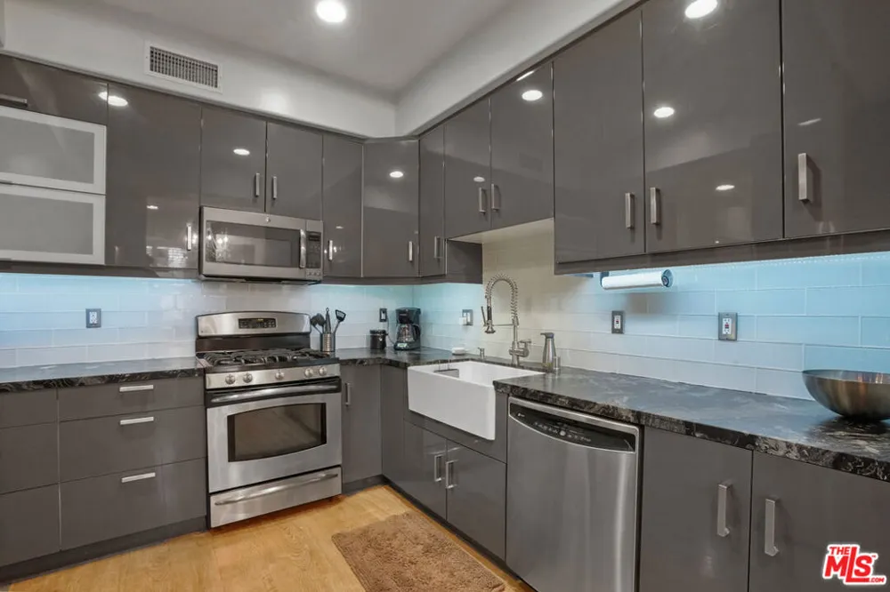 16123 W Sunset Boulevard #202 Pacific Palisades, CA 90272
