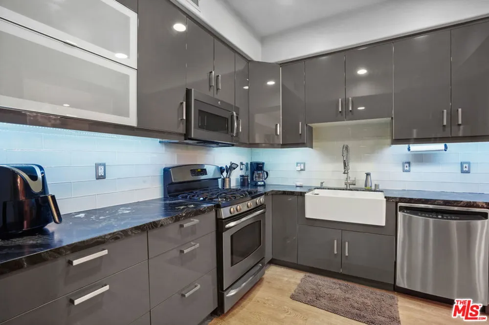 16123 W Sunset Boulevard #202 Pacific Palisades, CA 90272