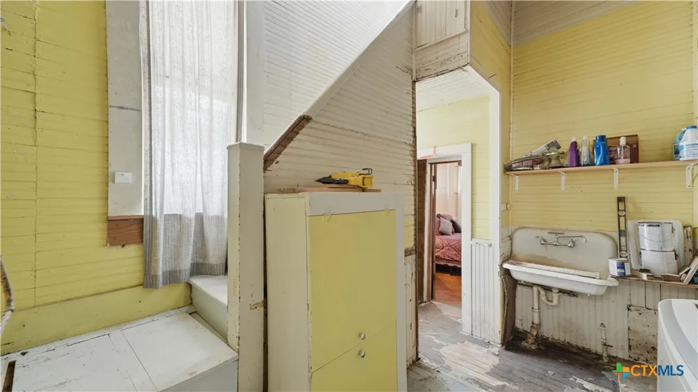 503 Main Street Martindale, TX 78655