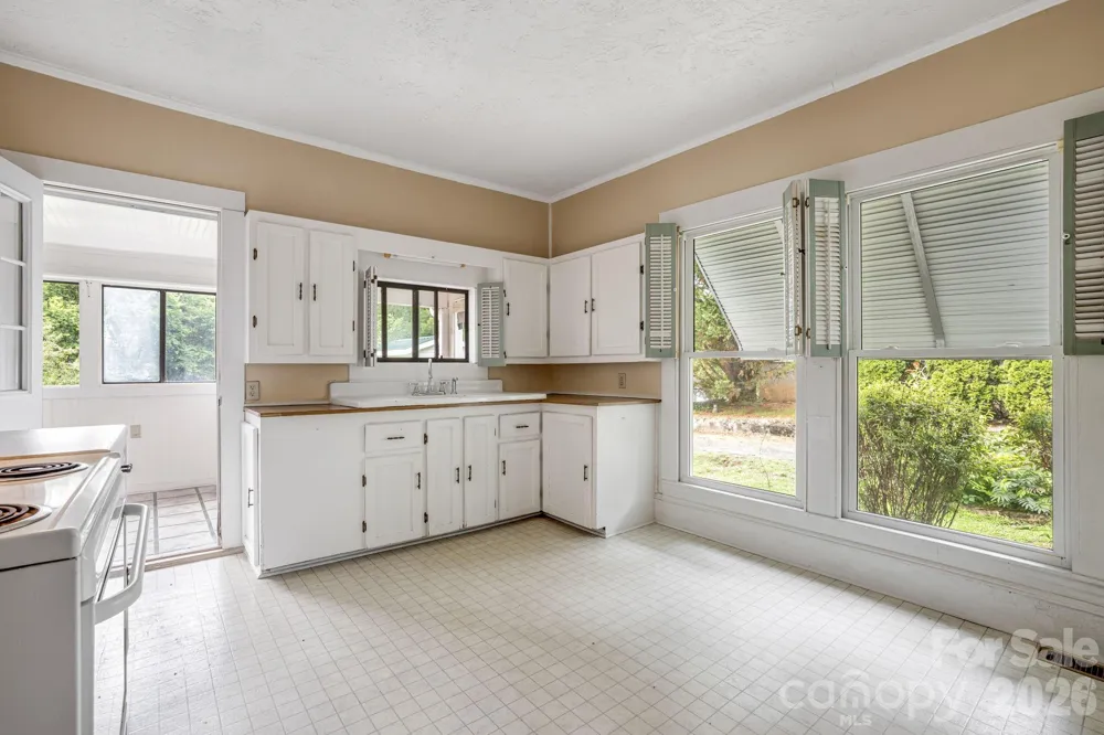 82 Hill Street Hot Springs, NC 28743