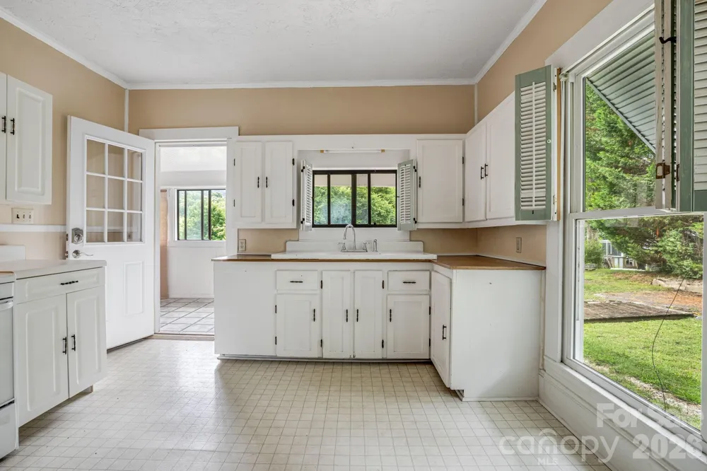 82 Hill Street Hot Springs, NC 28743