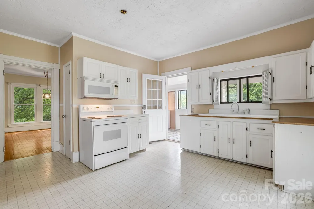82 Hill Street Hot Springs, NC 28743