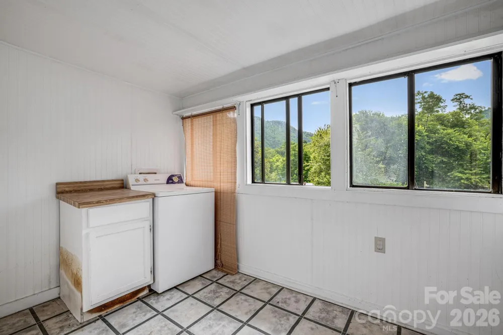 82 Hill Street Hot Springs, NC 28743