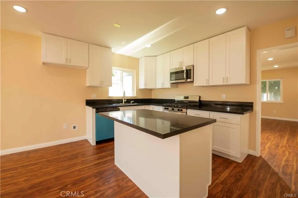 7630 Minstrel Los Angeles, CA 91304