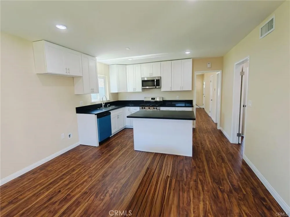 7630 Minstrel Los Angeles, CA 91304