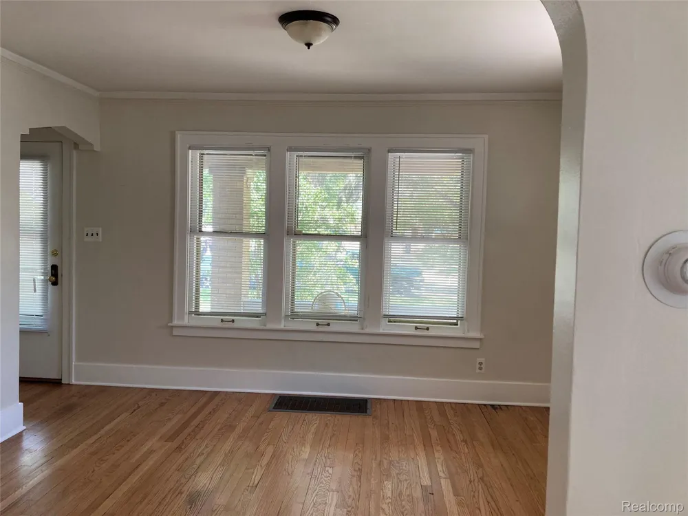 887 SAINT CLAIR  LOWER STREET Grosse Pointe City, MI 48230