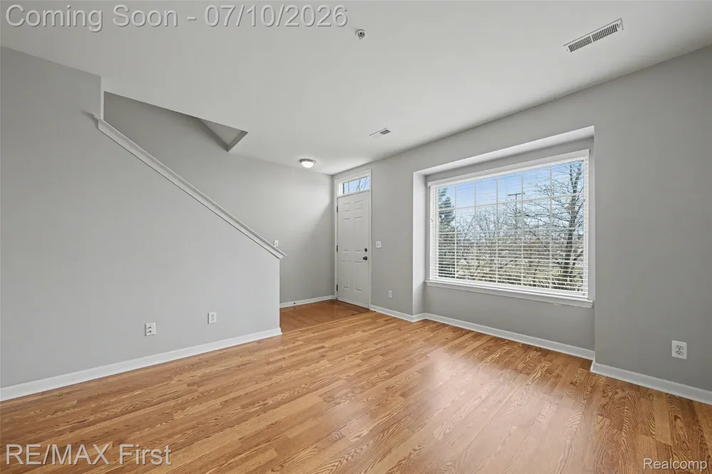 1582 Devon Lane Troy City, MI 48084