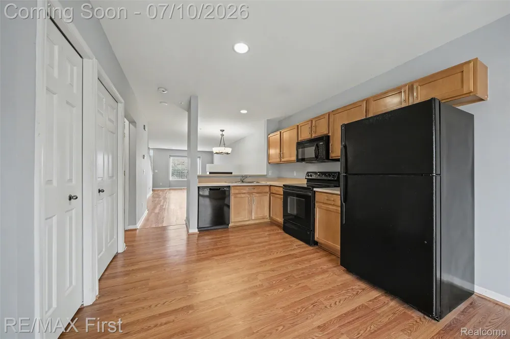 1582 Devon Lane Troy City, MI 48084