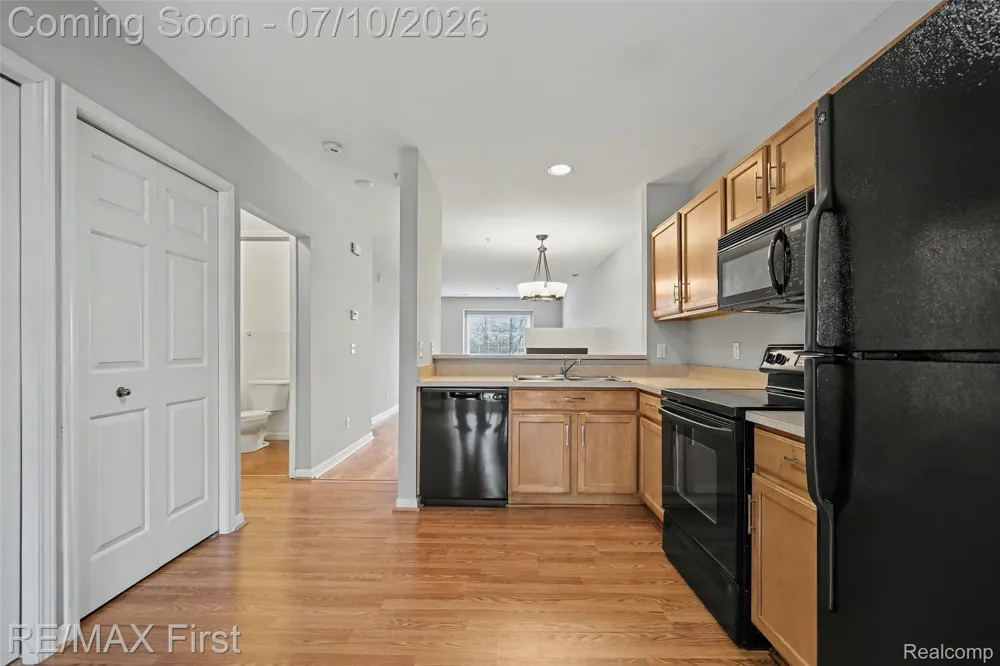 1582 Devon Lane Troy City, MI 48084