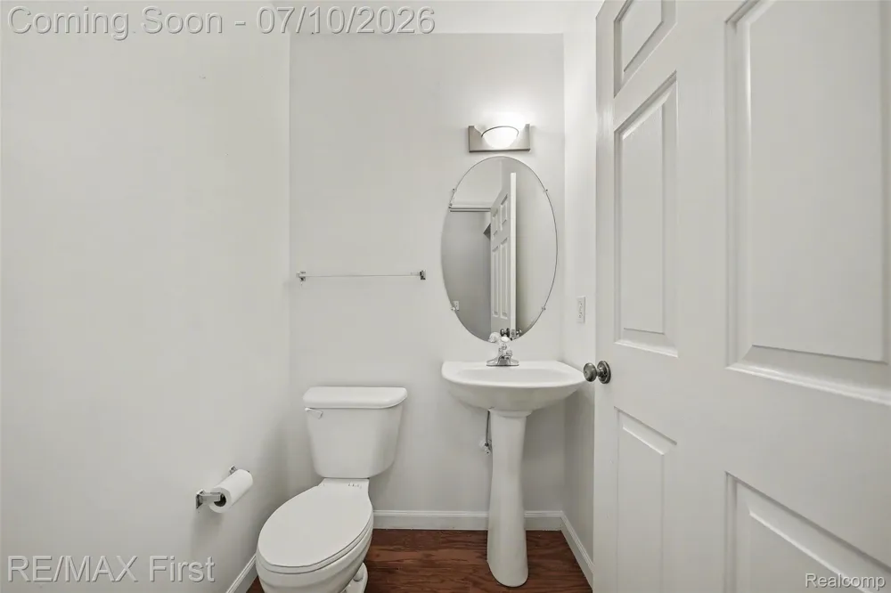 1582 Devon Lane Troy City, MI 48084