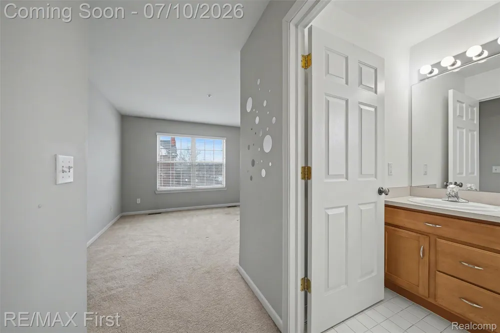 1582 Devon Lane Troy City, MI 48084