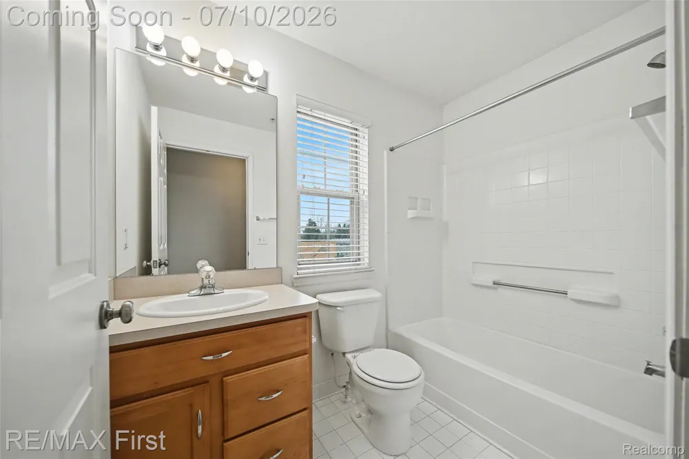 1582 Devon Lane Troy City, MI 48084