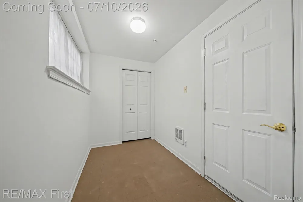 1582 Devon Lane Troy City, MI 48084