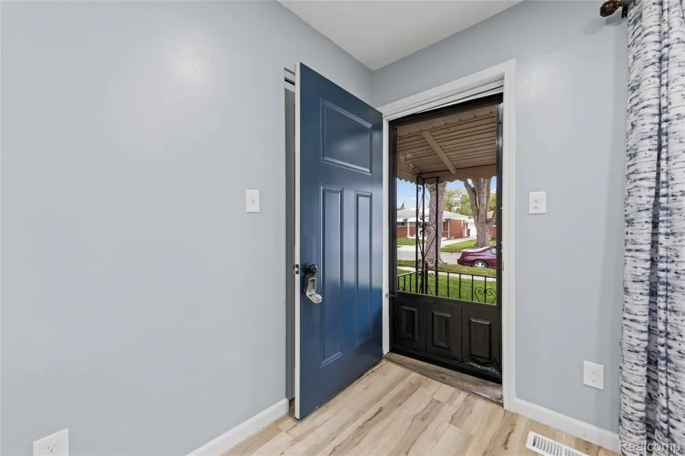 7218 Superior Center Line City, MI 48015