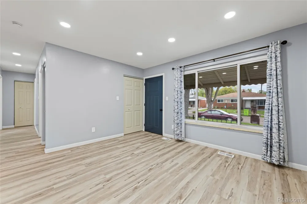 7218 Superior Center Line City, MI 48015