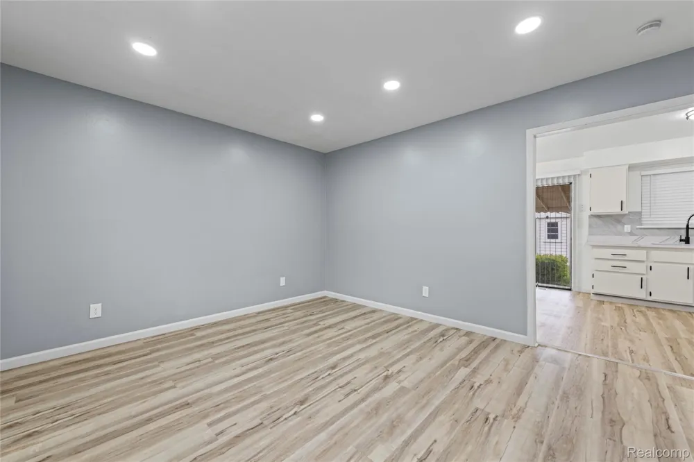 7218 Superior Center Line City, MI 48015