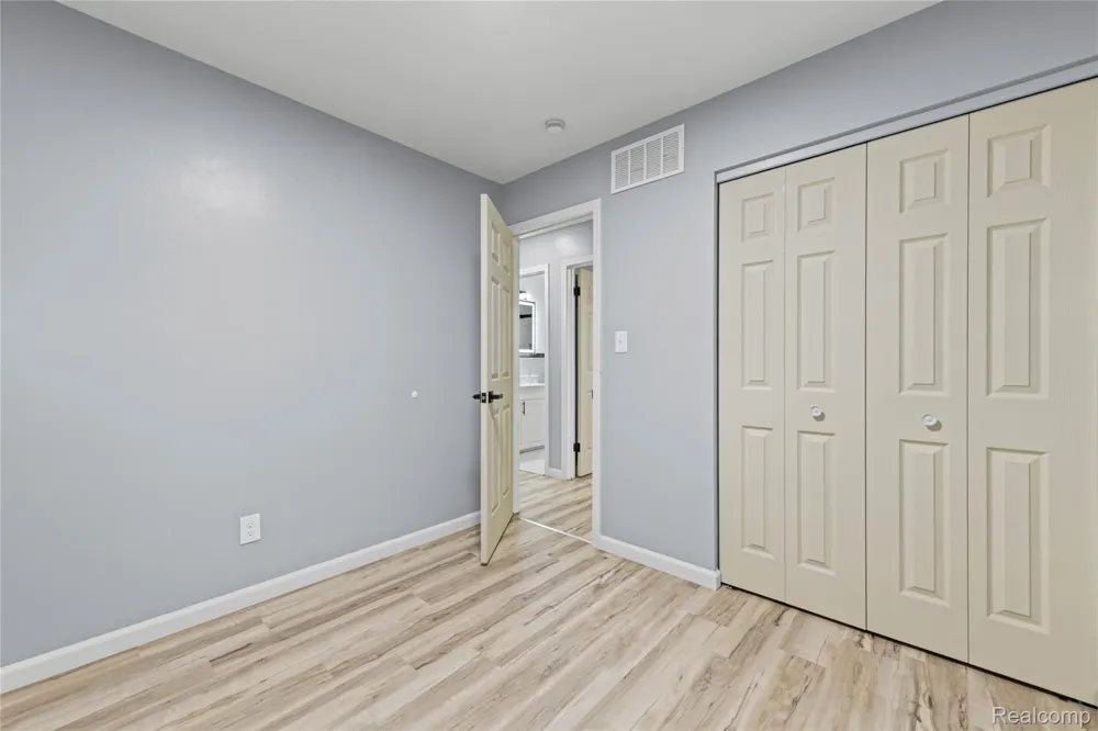 7218 Superior Center Line City, MI 48015