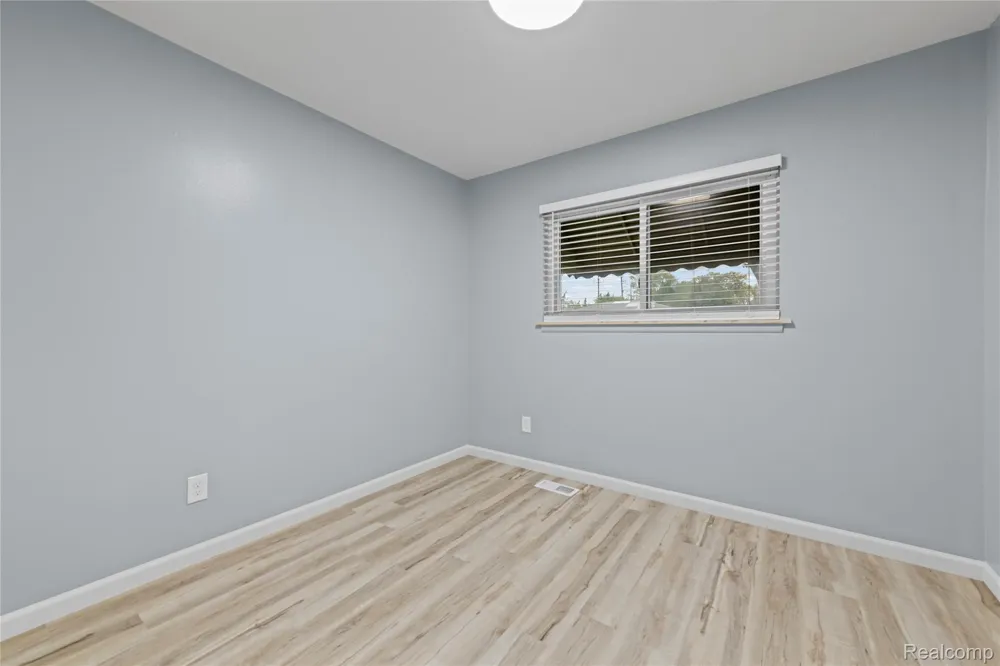 7218 Superior Center Line City, MI 48015