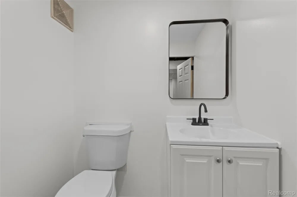 7218 Superior Center Line City, MI 48015
