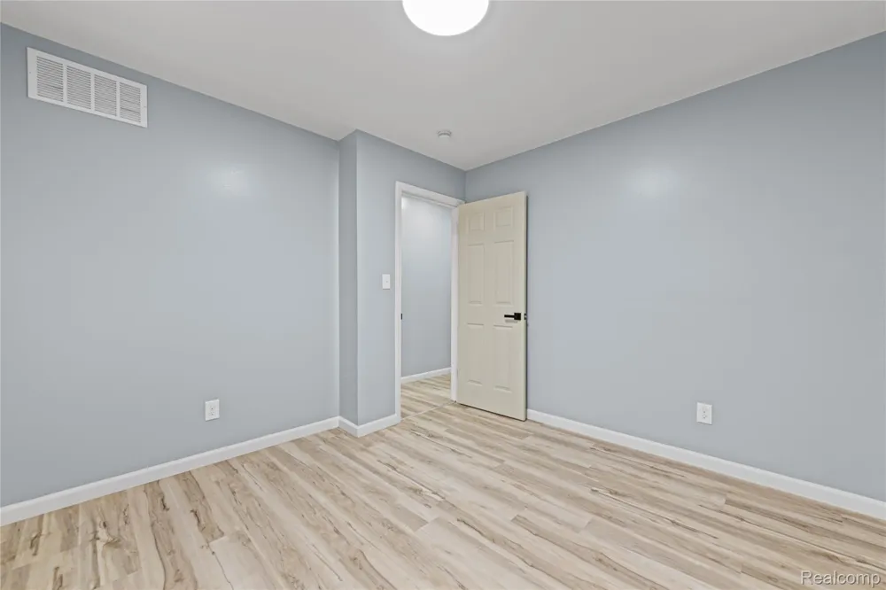 7218 Superior Center Line City, MI 48015