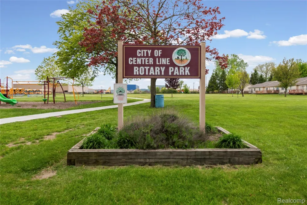 7218 Superior Center Line City, MI 48015