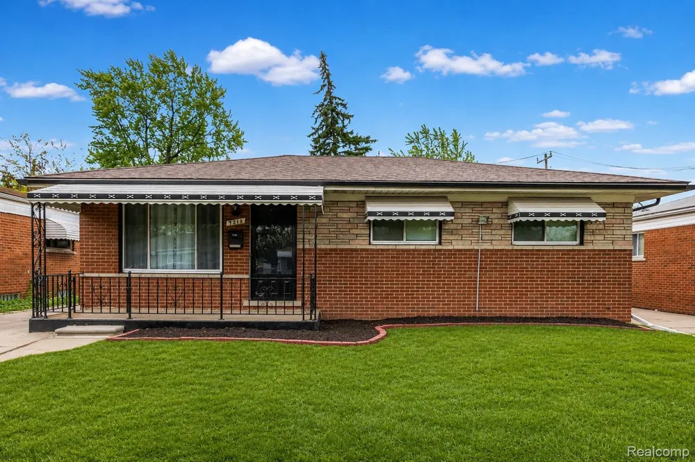 7218 Superior Center Line City, MI 48015