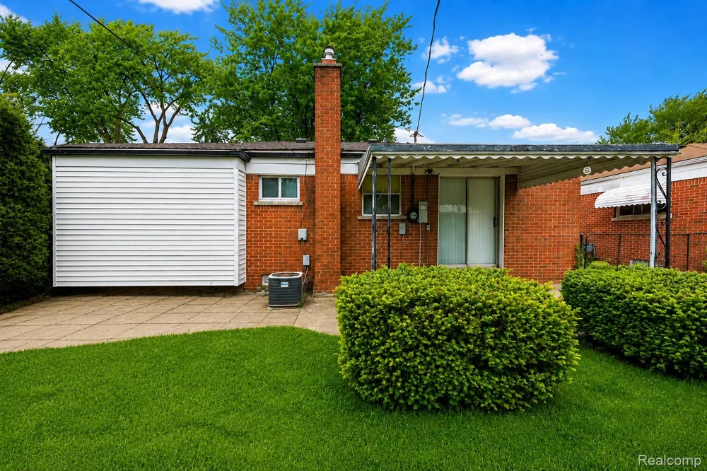 7218 Superior Center Line City, MI 48015