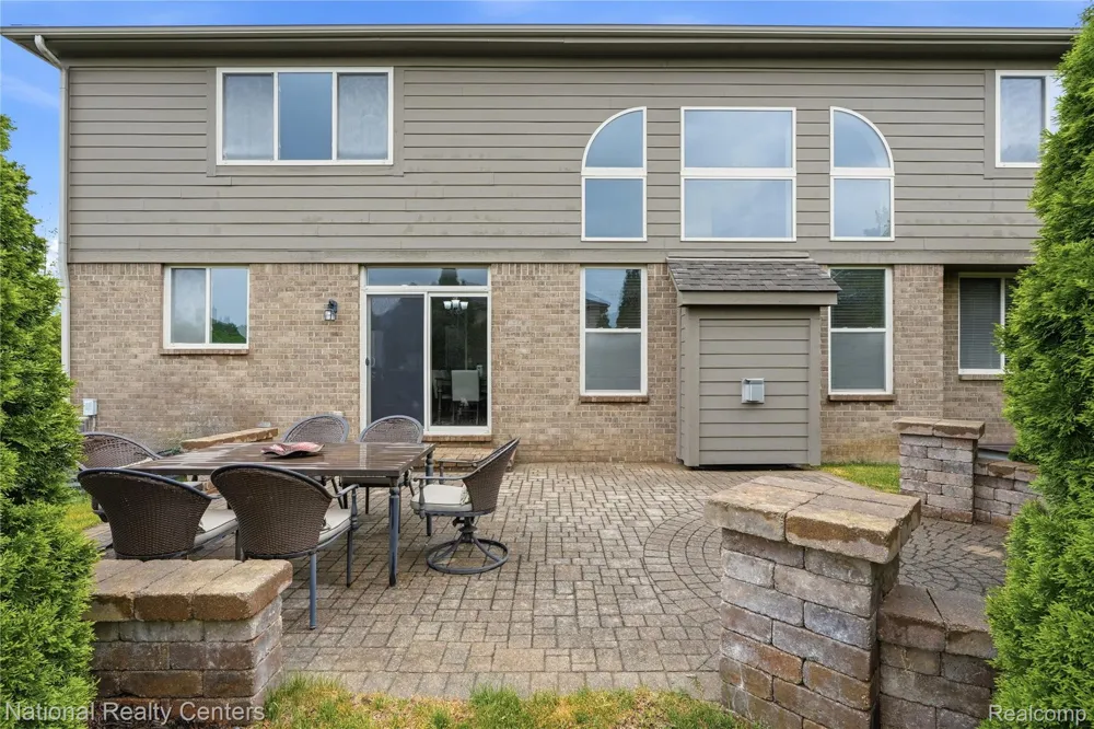 52347 Ferndale Drive Lyon Charter Township, MI 48167