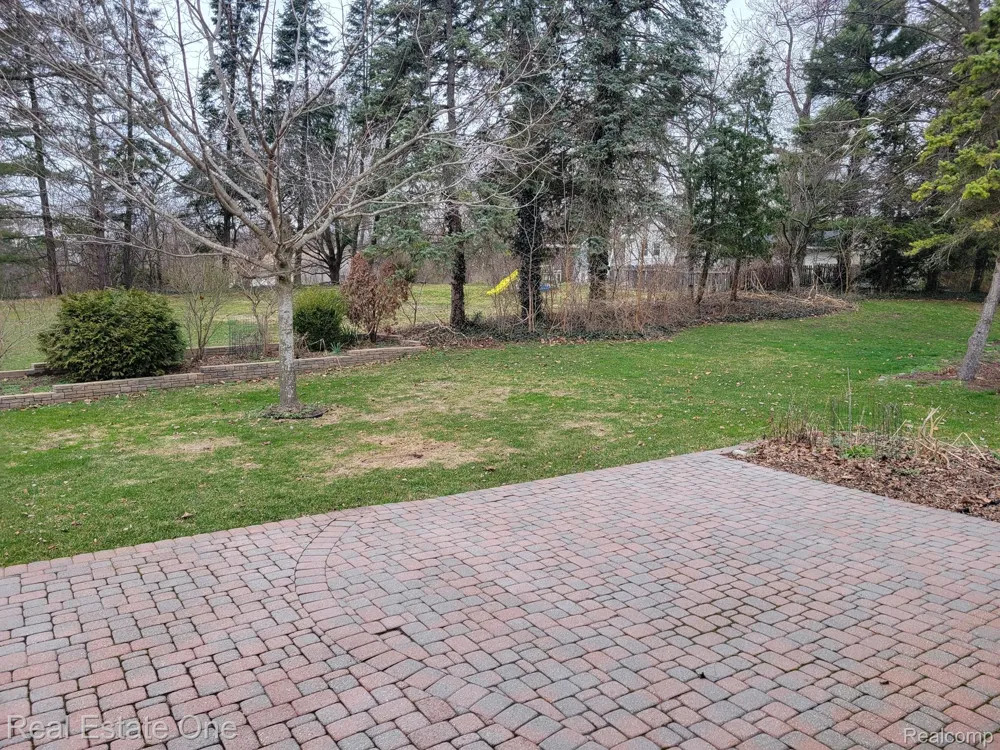 6927 Northpoint Drive Troy City, MI 48085