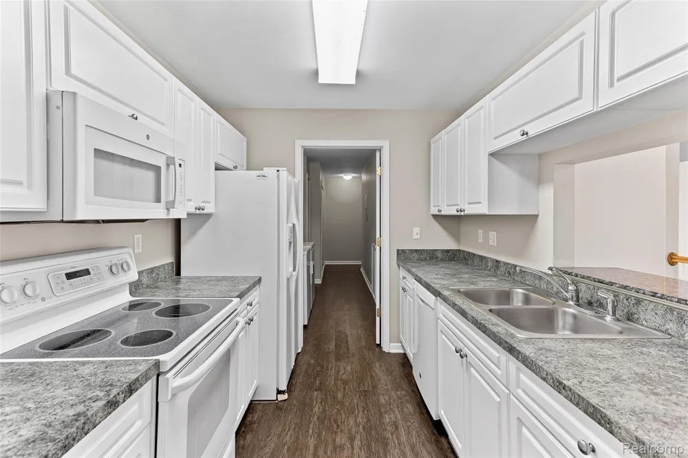 3553 Oakmonte Boulevard Oakland Charter Township, MI 48306