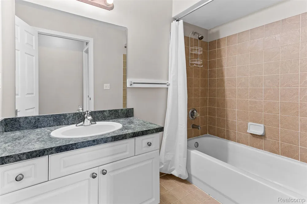3553 Oakmonte Boulevard Oakland Charter Township, MI 48306