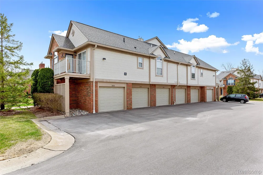 3553 Oakmonte Boulevard Oakland Charter Township, MI 48306