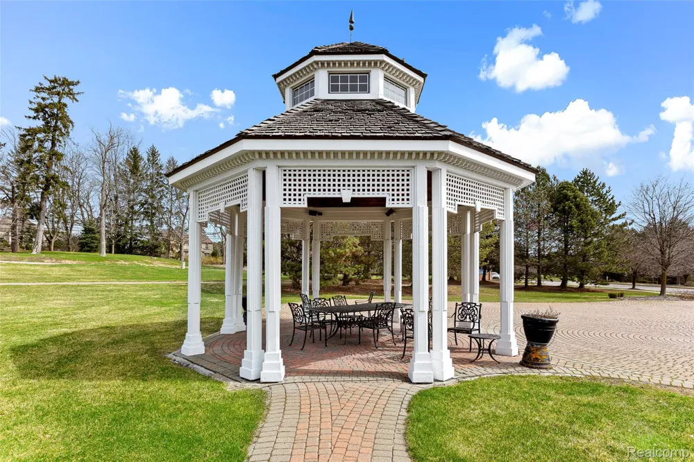 3553 Oakmonte Boulevard Oakland Charter Township, MI 48306