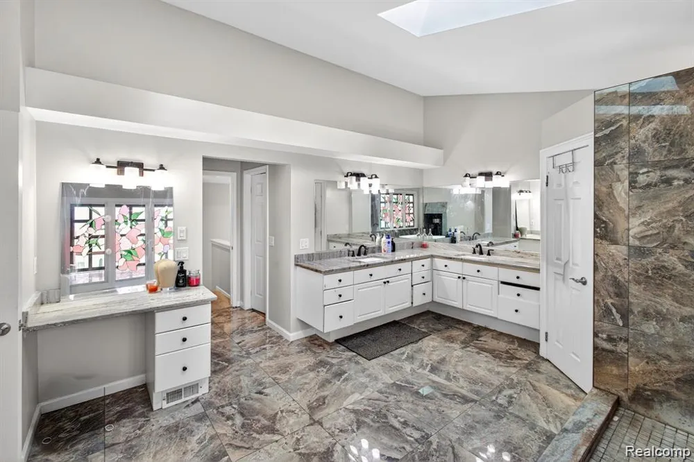 5874 Orchard Woods Drive West Bloomfield Charter Township, MI 48324