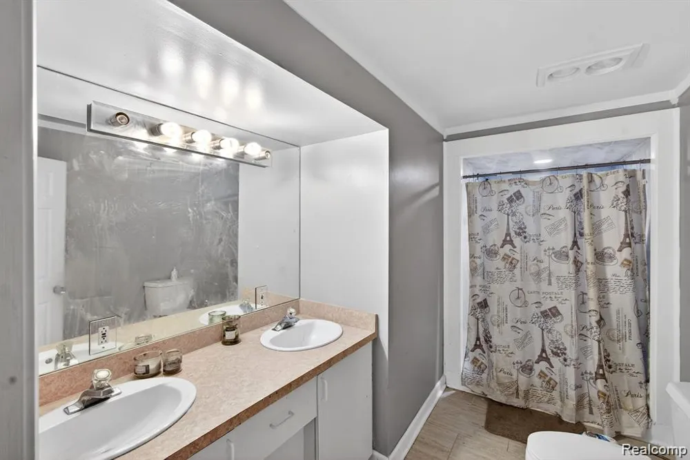 5874 Orchard Woods Drive West Bloomfield Charter Township, MI 48324