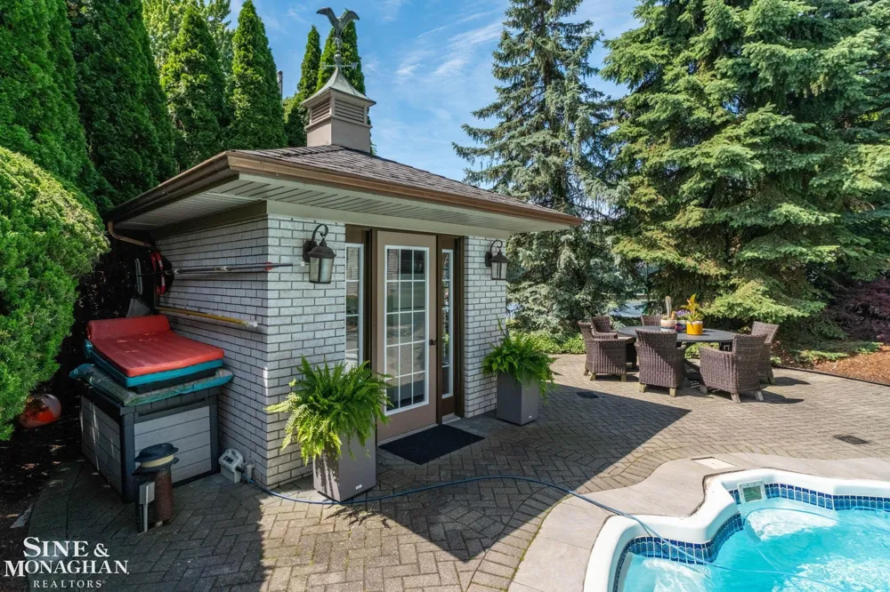 264 Grosse Pointe Boulevard Grosse Pointe Farms City, MI 48236