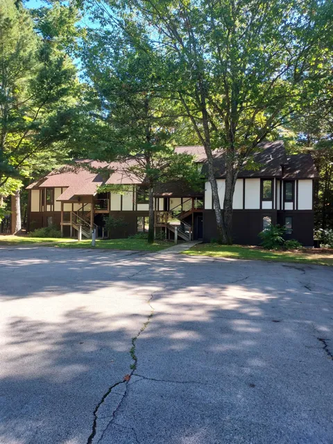 6493 Deer Path
