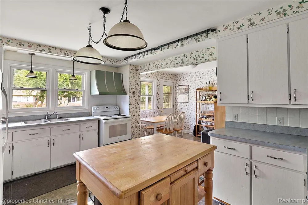 14700 Fox Redford Charter Township, MI 48239