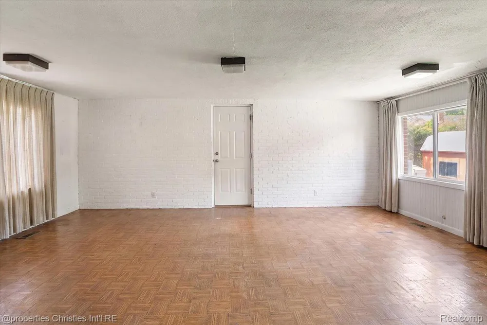 14700 Fox Redford Charter Township, MI 48239