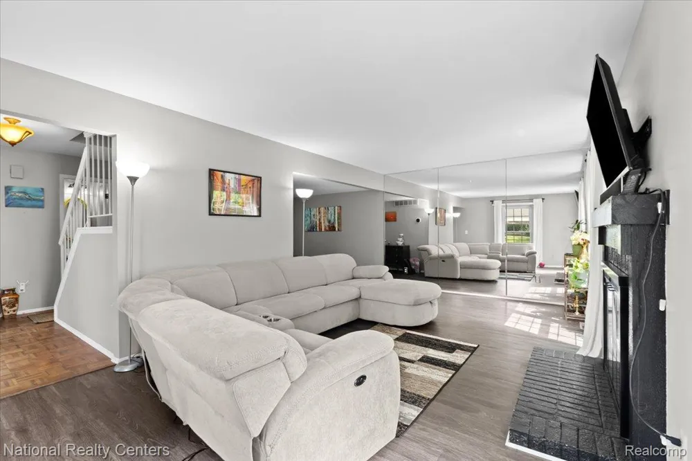 42142 Roscommon Street Northville City, MI 48167