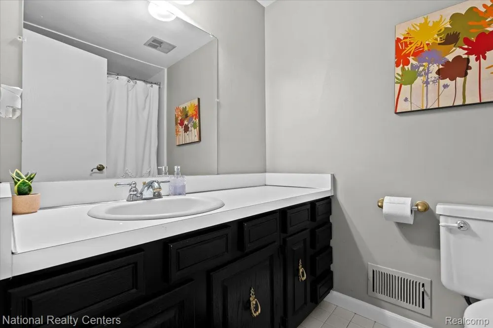 42142 Roscommon Street Northville City, MI 48167