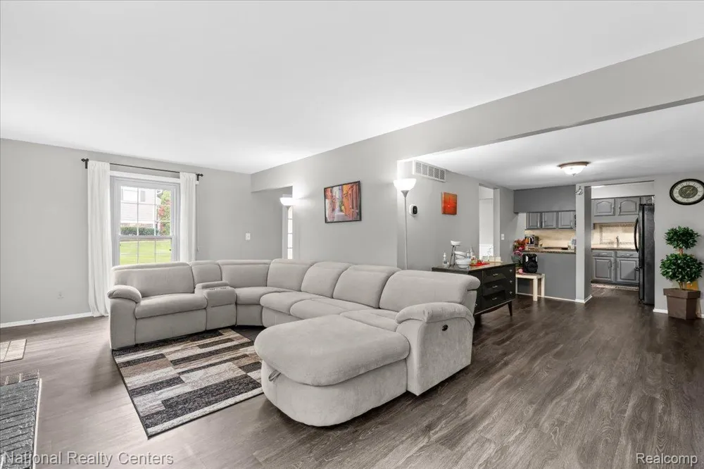 42142 Roscommon Street Northville City, MI 48167