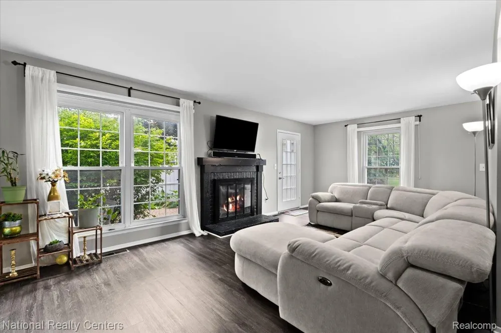 42142 Roscommon Street Northville City, MI 48167