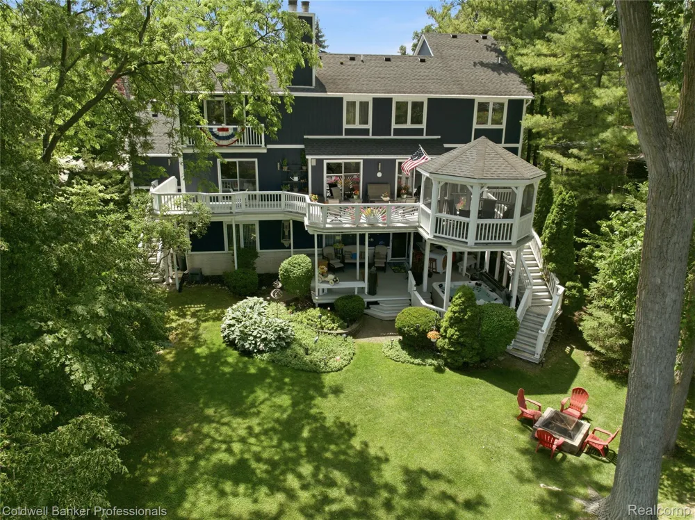 3410 Benstein Road Commerce Charter Township, MI 48382