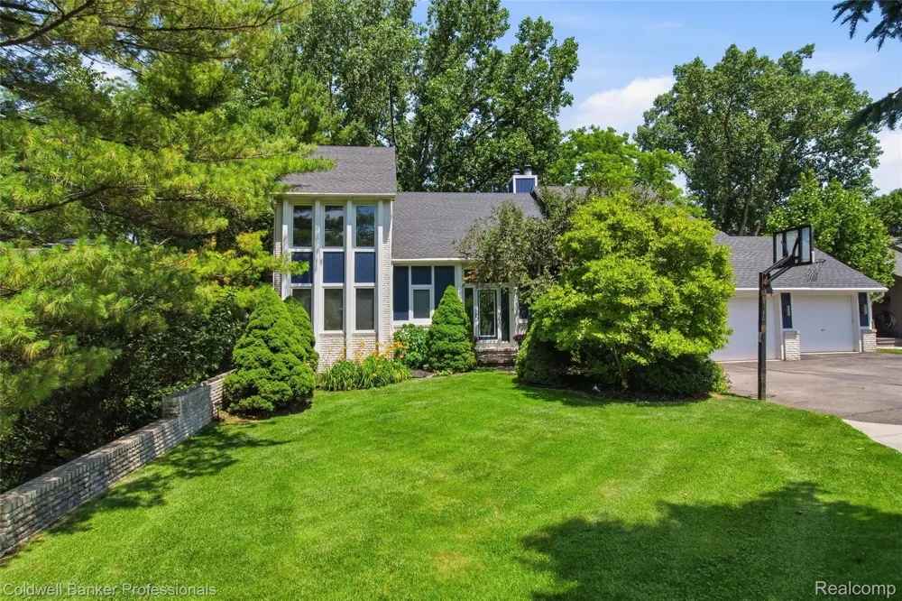 3410 Benstein Road Commerce Charter Township, MI 48382