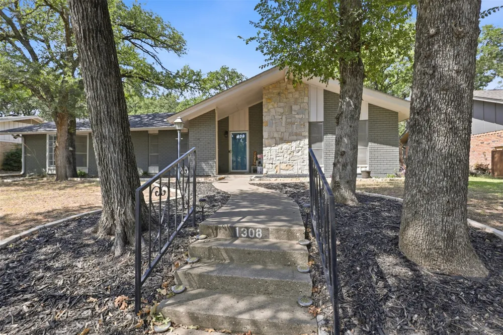 1308 W Redbud Drive Hurst, TX 76053